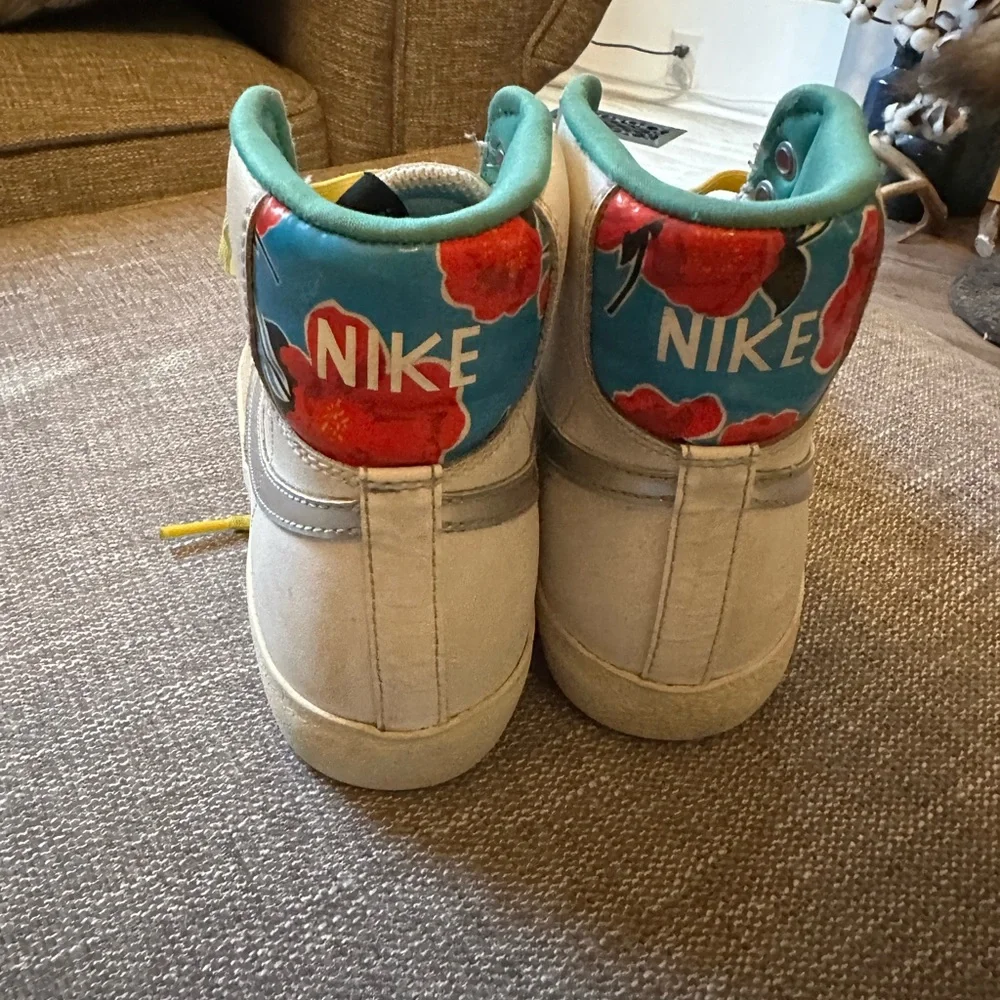 Childrens Nike Blazer Mid '77 White Metallic Silver Sneakers Size 4.5 Y‎